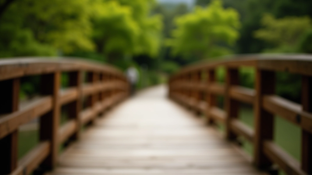 Detalle de la estructura de madera del puente con barandillas tradicionales y tablones de madera natural desgastada por el tiempo